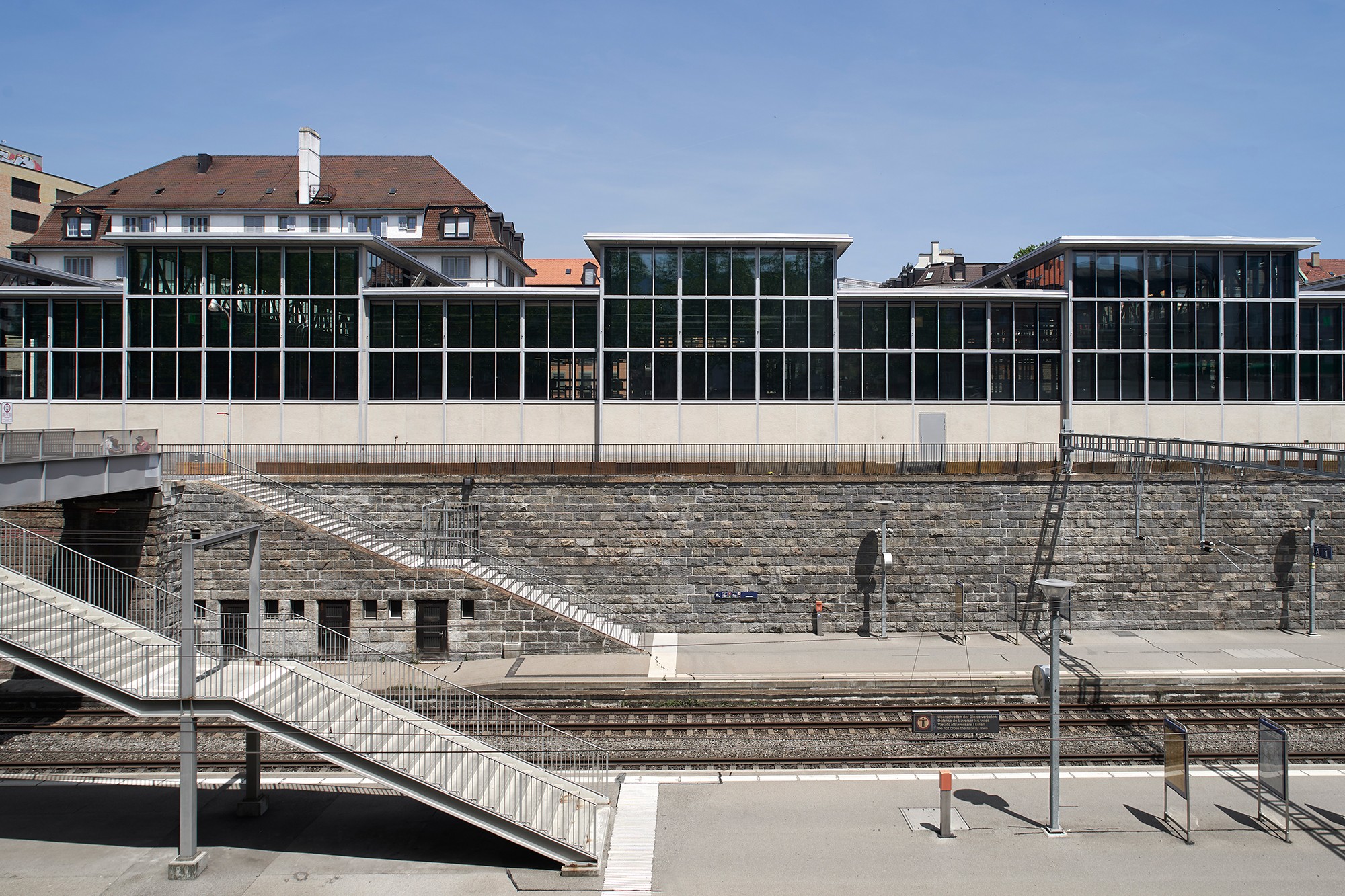 Depothalle Elisabethenstrasse, Ansicht Südwest-Fassade im Kontext Bahnhof Wiedikon (Bild: Dominic Büttner, Zürich)